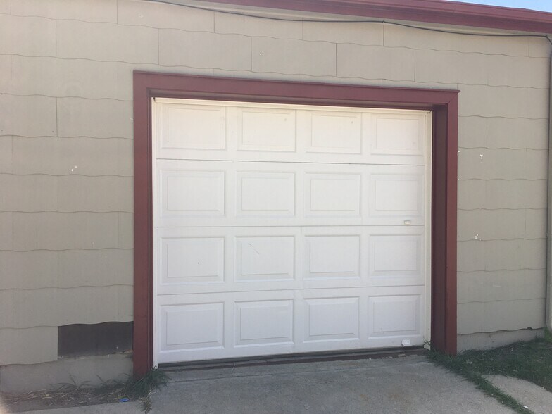 Building Photo - 1204 W Maple St