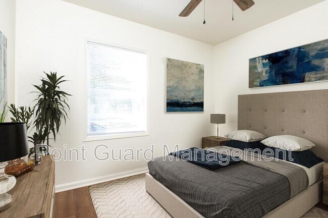 Building Photo - 842 Sylvan Ln