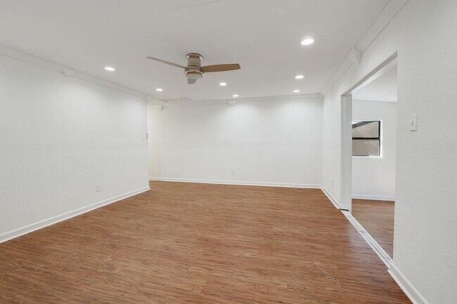 Building Photo - Spacious 3/2 home in South Austin