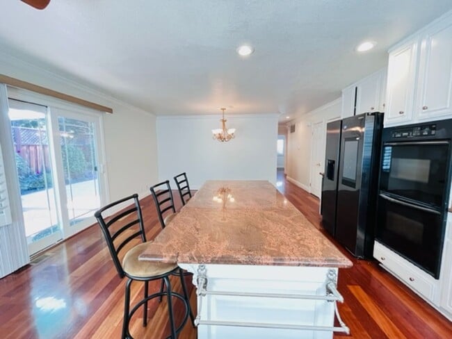 Building Photo - Gorgeous 3Bd/2BA + Den/Office or 4th Bedro...