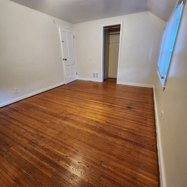 Building Photo - Cute 2/3 Bedroom Single Family House Available Now