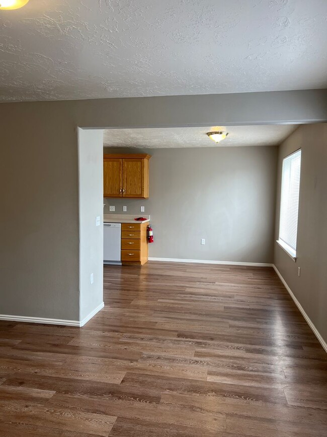 Building Photo - BEAUTIFUL 2 Bed 1 bath Continental condo w...