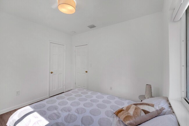 Building Photo - 565 NW 49th St