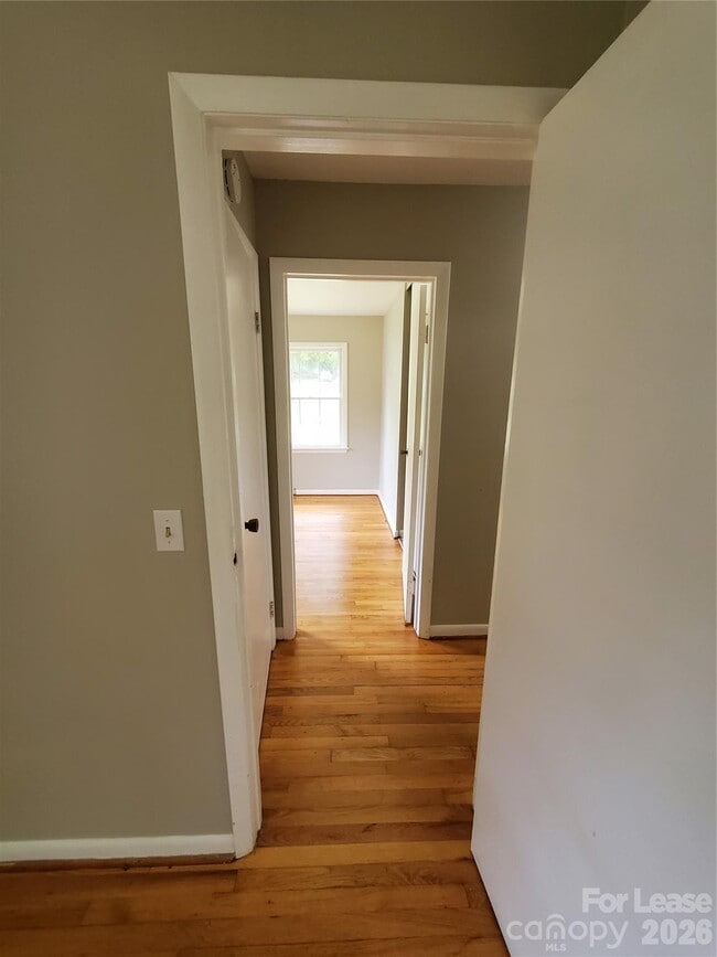 Building Photo - 1122 Rolling Ln