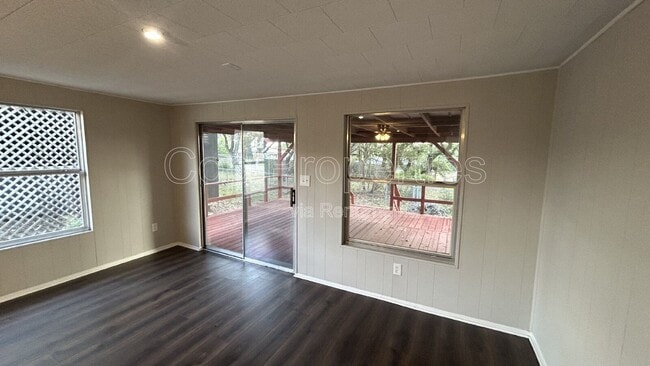 Building Photo - 537 Tamarack Dr