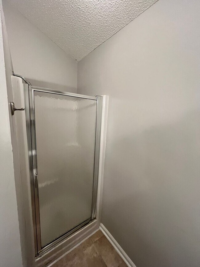 Building Photo - Off Hunter Rd! New Flooring and New Paint