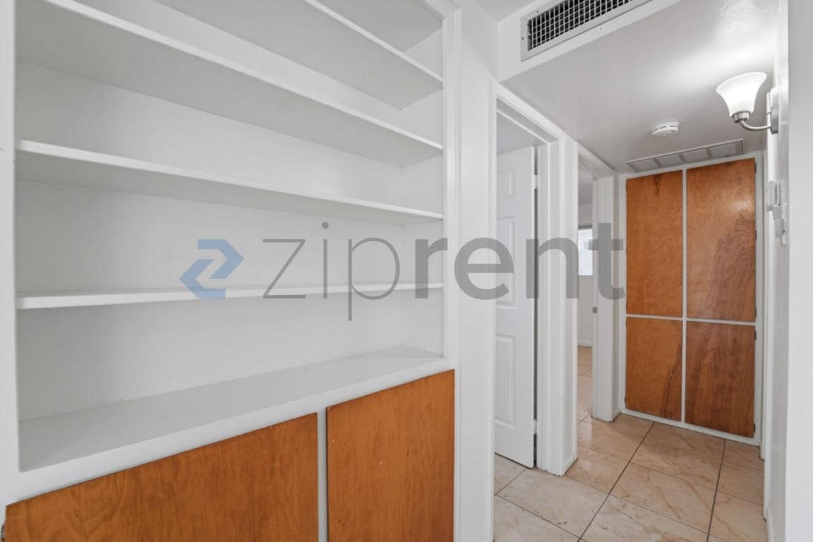 Building Photo - Unit 2