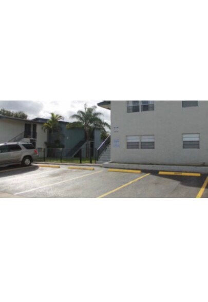 Building Photo - 3721 SW 60th Ave