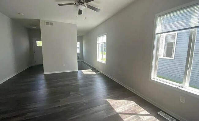 Building Photo - Newer 3BR 2.5ba house in Urbandale, available July 6th!