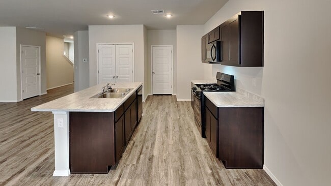 Building Photo - Very Nice and Spacious 4 Bedroom Home in Mustang Schools