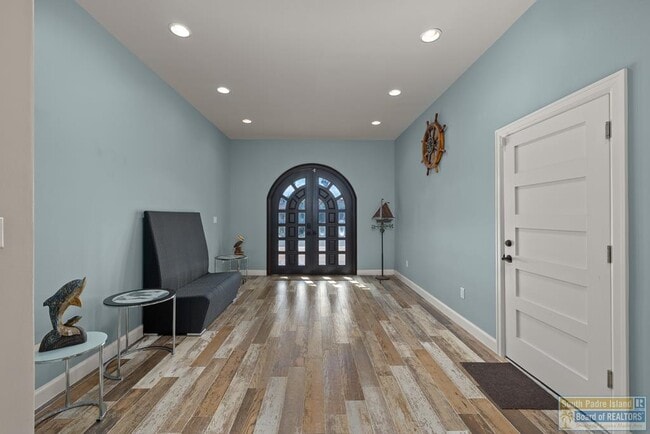 Building Photo - 618 N Shore Dr