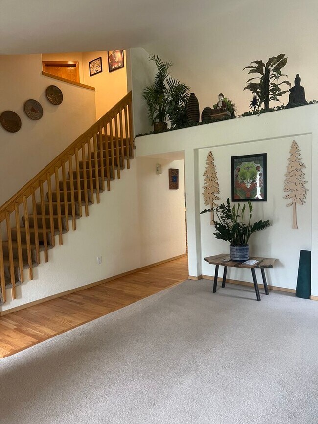 Building Photo - 2568 Vine Pl