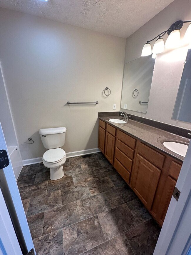 Building Photo - Townhouse for Rent in Cedar Point