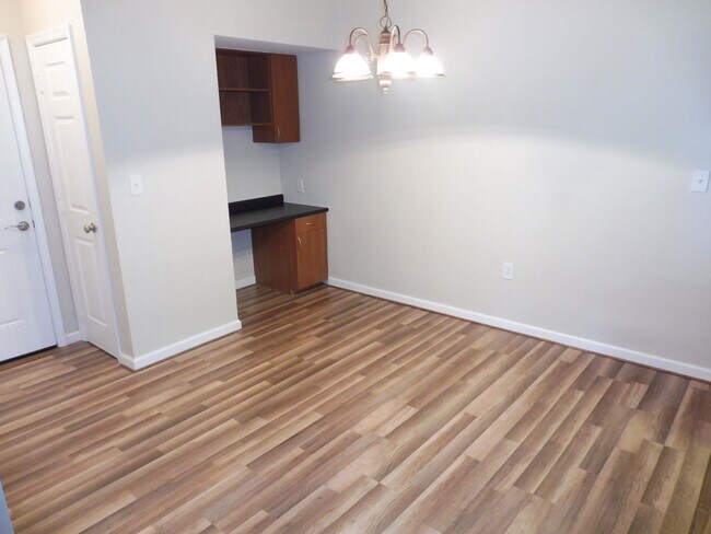 Building Photo - Private Ground Floor Condo in the Heart of Germantown