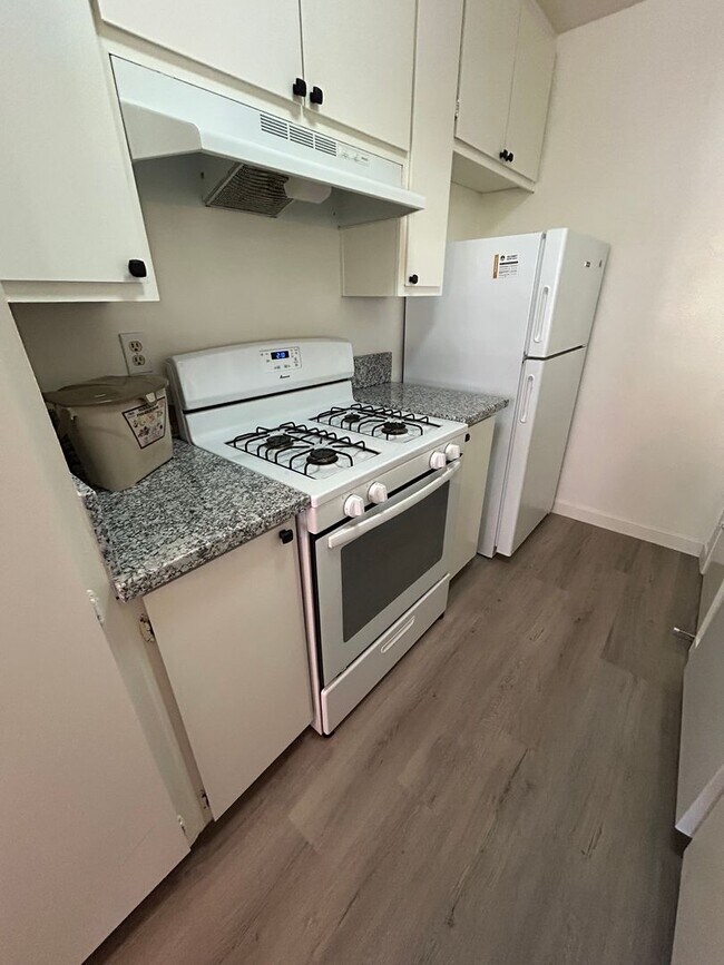 Building Photo - Remodeled Davis Townhouse