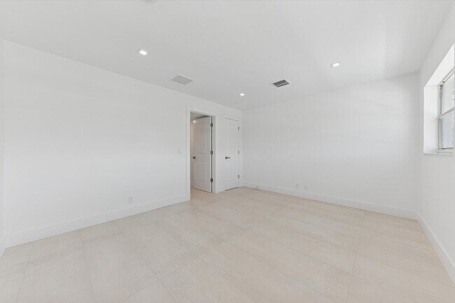 Building Photo - 300 53rd St