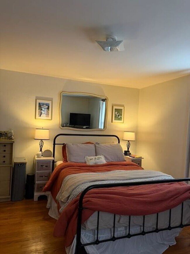 Building Photo - 4 Bedroom Townhome Across Street from JMU