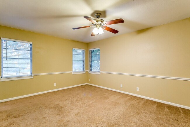 Building Photo - Ready for New Tenants- Large 3 bed, 2 bath...