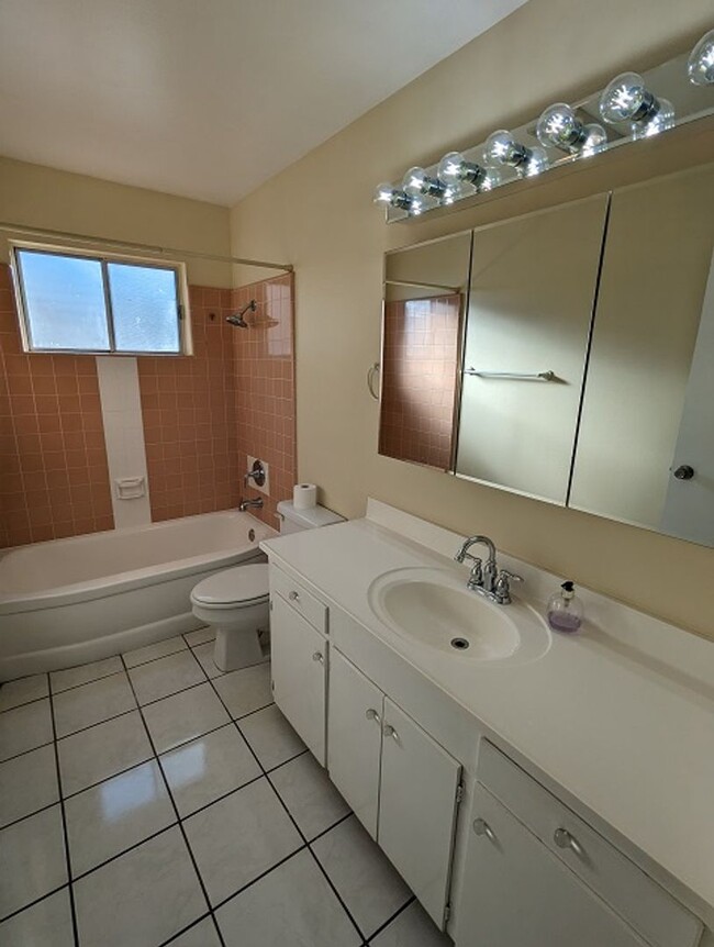 Building Photo - 4 Bedroom-2 Bathroom Single Story Home is ...