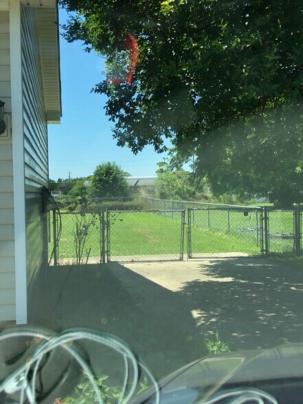 Parking pad fenced backyard - 112 Kelly Ct