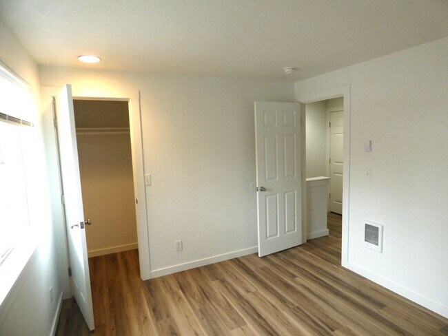 Building Photo - 3 bed 2 bath Duplex