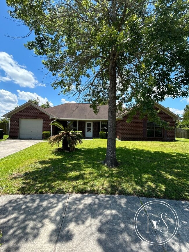 Building Photo - MOVE IN SPECIAL: $500 OFF 1ST MONTH'S RENT!**