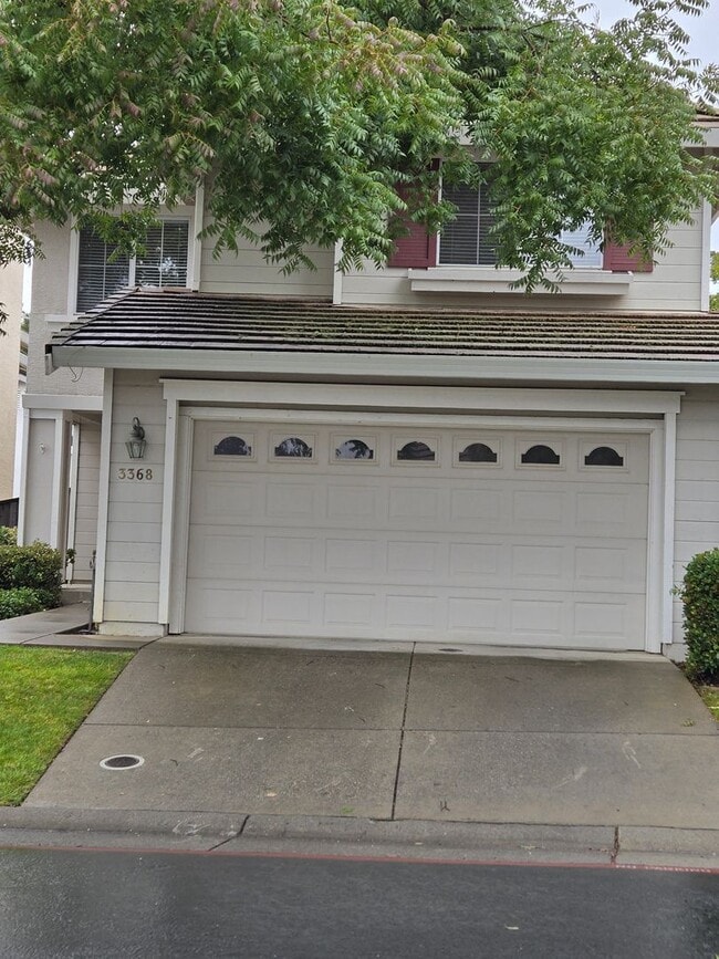 Building Photo - East Roseville - 3 Bdrm, 2 Bath located in...