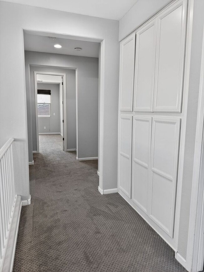 Building Photo - Stunning 5 Bed/5Bath Home in Gated Community – Over 3,100 SqFt of Modern Living -New Carpet throu...