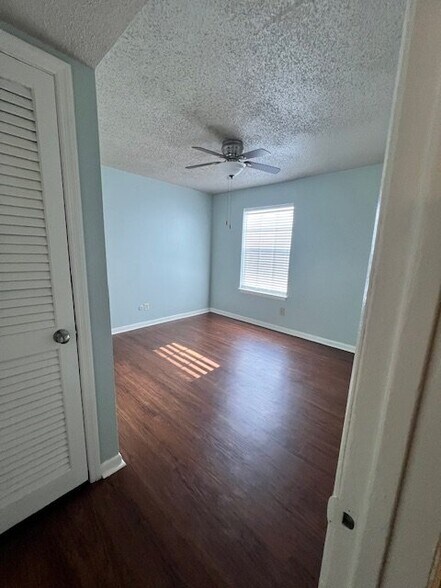 Building Photo - 503 E 6th St