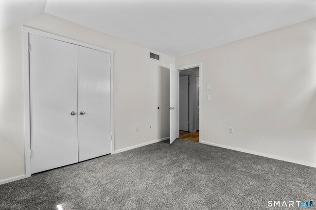 Building Photo - 43 Great Meadow Ln