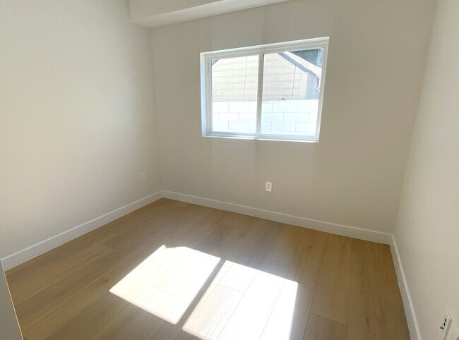 Building Photo - 4641 W 130th St