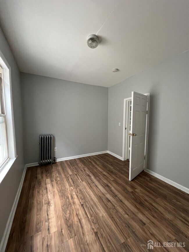 Building Photo - 498 Norwood St