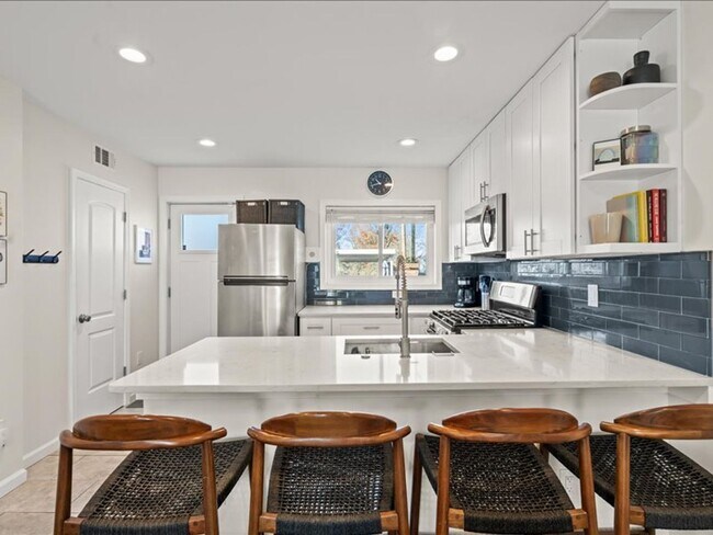 Building Photo - Distinctive Two Bedroom Beauty in Deanwood