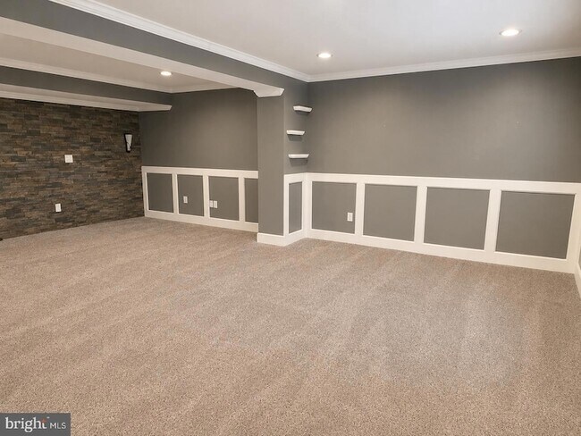 Building Photo - 20 Clemens Ln