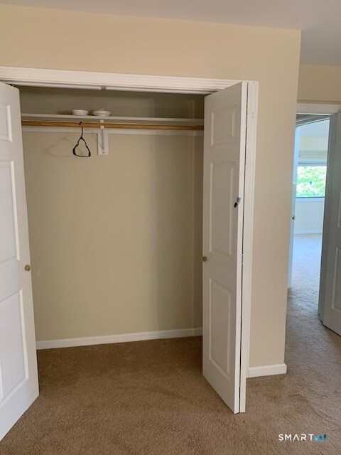 Building Photo - 18 Greenbriar Dr