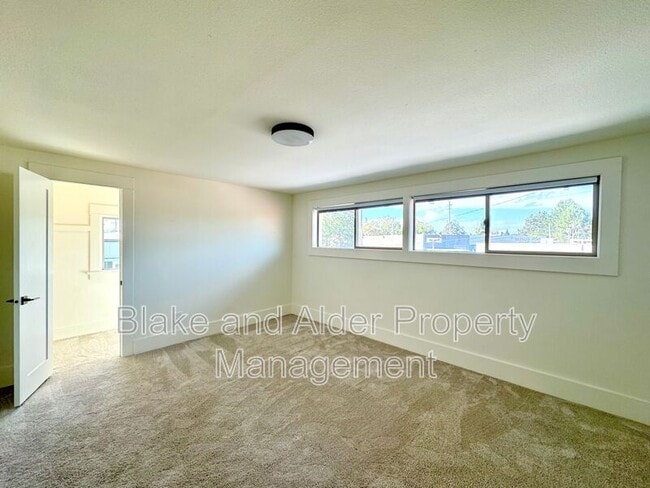 Building Photo - 3556 NE Sandy Blvd