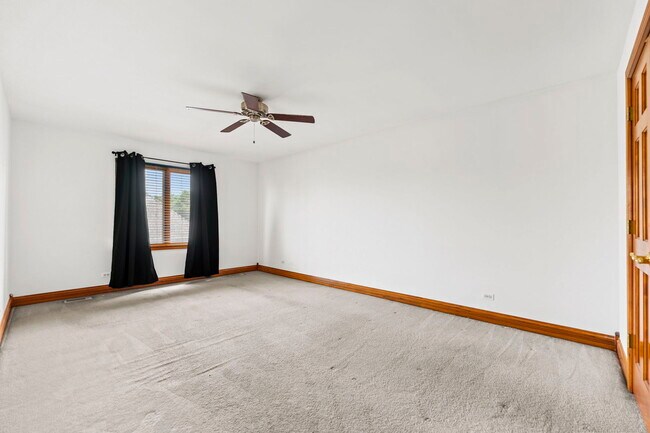 Building Photo - 552 Waters Edge Dr