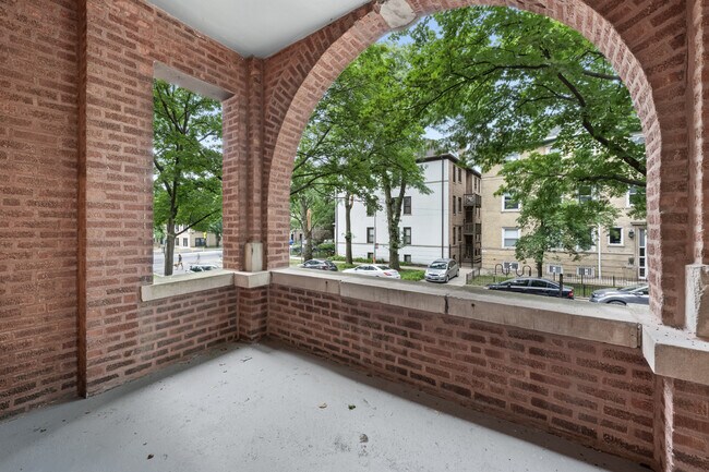Building Photo - 1521 W Sunnyside Ave