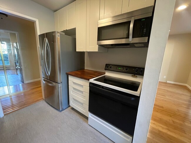 Building Photo - Spacious Updated Two Bedroom Condo in Wate...