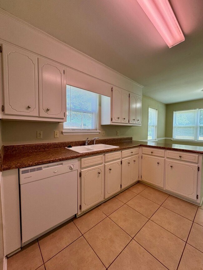 Building Photo - Charming 3 Bedroom, 2 Bath Home Available Now!