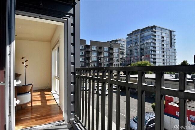 Building Photo - Spacious 1bd/1.5ba Condo in Belltown!