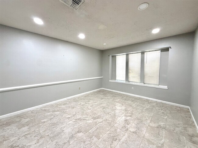 Building Photo - 9002 Sabastian Dr