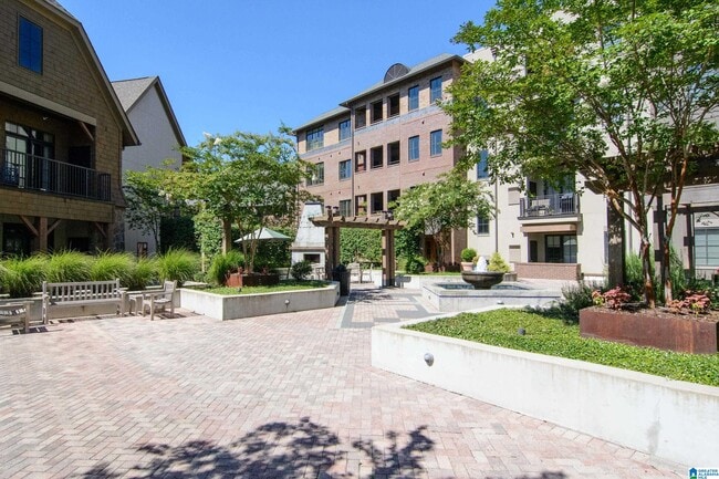 Building Photo - 350 19th St S