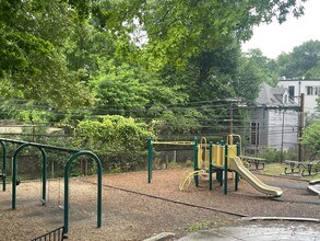 Building Photo - Charming 3 Bedroom