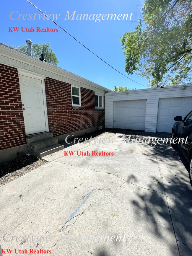 Building Photo - 452 E Lambourne Ave