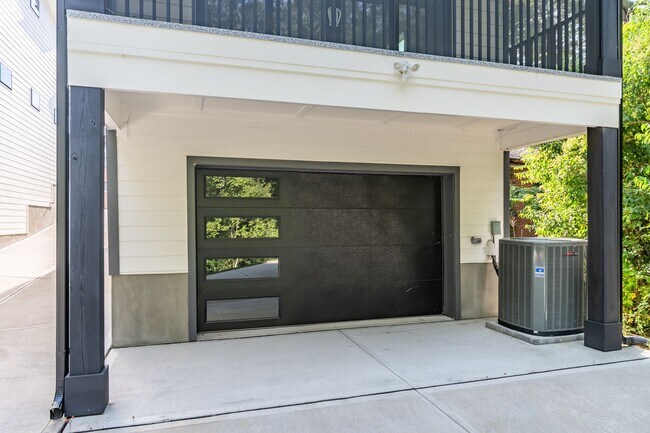 Building Photo - Modern 4-bedroom, 4-bathroom Custom Home D...