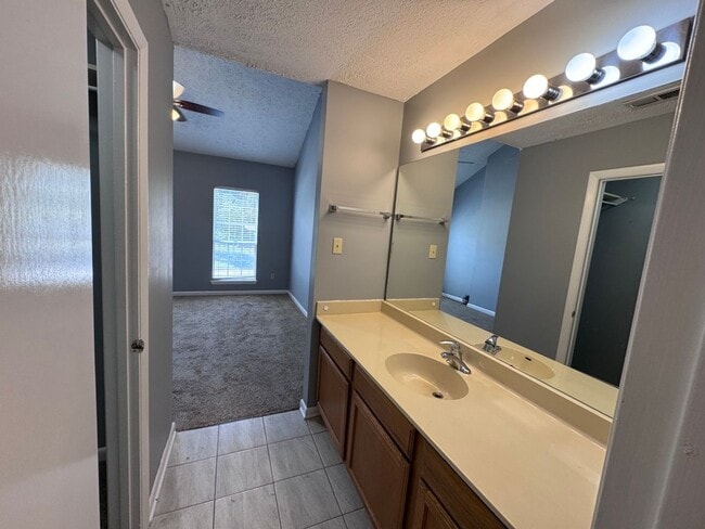 Building Photo - 3 bedroom/2.5 bath in Brentwood (Nipper's ...
