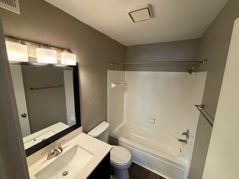 Building Photo - 1400 Clarewood Dr