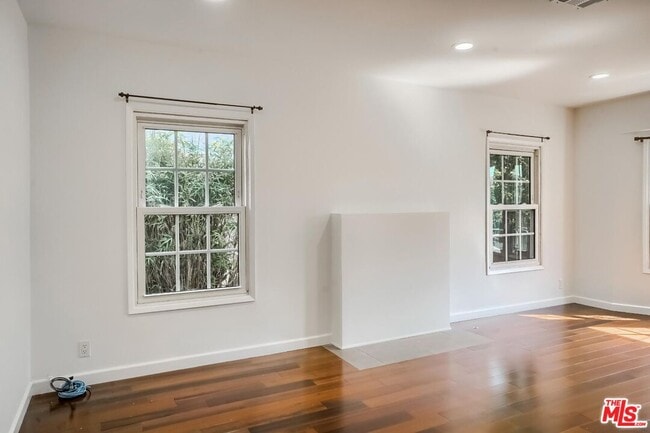 Building Photo - 2356 Pelham Ave