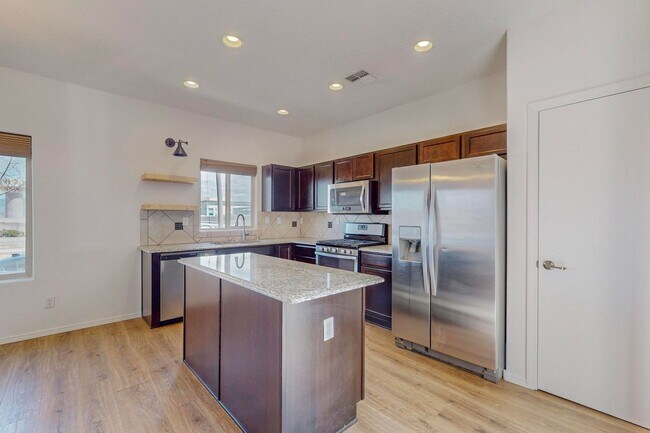 Building Photo - 3 bedroom, 2 1/2 Bath Pulte Ocotillo Model Home